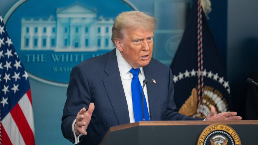 O presidente dos Estados Unidos, Donald Trump, conversa com a imprensa na Casa Branca, em Washington (Foto: Hu Yousong - 27.jun.25/Xinhua)