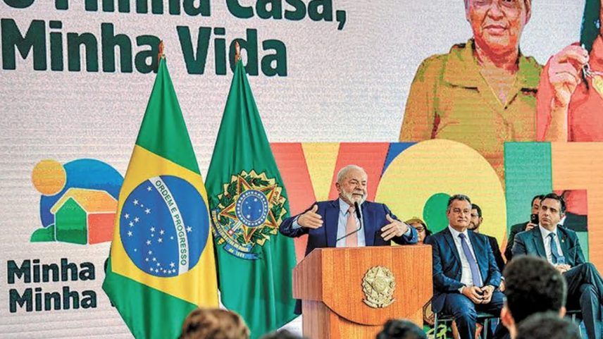 Com outras autoridades, Lula fala na cerimônia que marcou a volta do Minha Casa Minha Vida (Foto: Ricardo Stuckert/PR/13.07.2023)