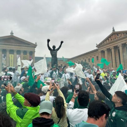 Torcida do Palmeiras celebra em frente à estátua de Rocky Balboa nos EUA