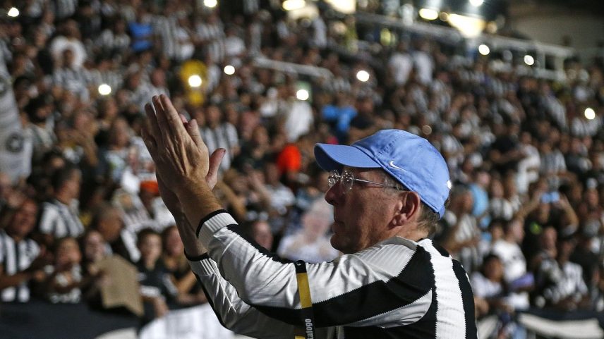 John Textor com a torcida do Botafogo no Nilton Santos (Foto: Vitor Silva/Botafogo)