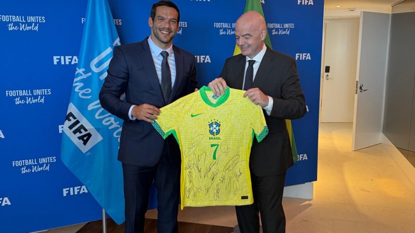 O presidente da CBF Samir Xaud presenteia o presidente da Fifa Gianni Infantino com uma camisa da seleção brasileira (Foto: Divulgação/CBF)
