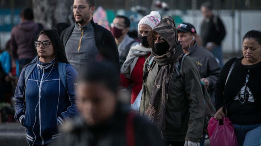 Look de inverno: casacos, gorros e luvas começam a ser tirados dos armários para os dias frios no Rio, que teve recorde de mínima — Foto: Brenno Carvalho / Agência O Globo