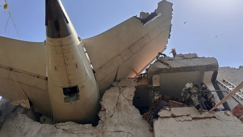 A imagem publicada pela Força Central de Segurança Industrial da Índia mostra um avião após atingir um prédio em um acidente. (Foto: @CISFHQrs/X)