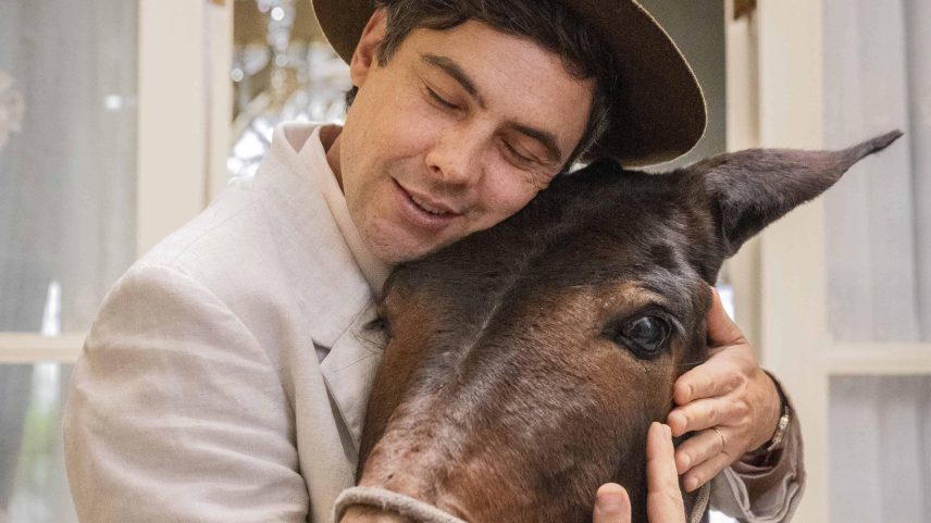 Ator Sergio Guizé como Candinho e a burra Juliana, que interpreta Policarpo em 'Êta Mundo Melhor!' (Foto: Fabio Rocha/Divulgação)