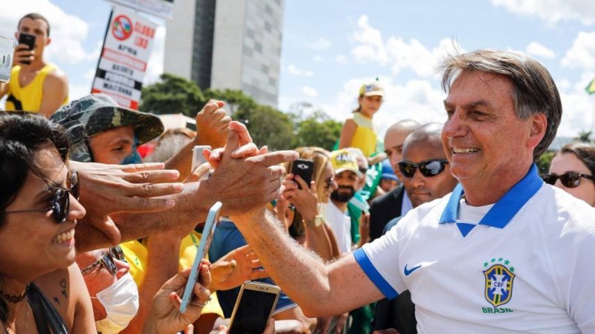 Sem máscara, Bolsonaro cumprimenta apoiadores em ato golpista em Brasília, quatro dias após o início da pandemia (Foto: Sérgio Lima/AFP/15-3-2020)