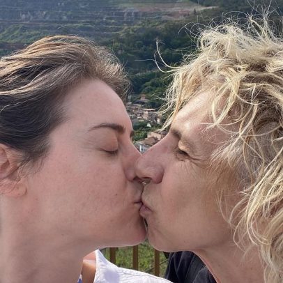 Alessandra Maestrini celebra o Orgulho com beijo apaixonado na namorada