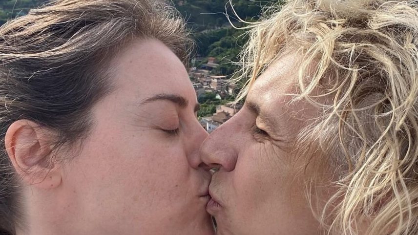 Alessandra Maestrini posta beijando a namorada no dia do Orgulho (Foto: Reprodução/Instagram)