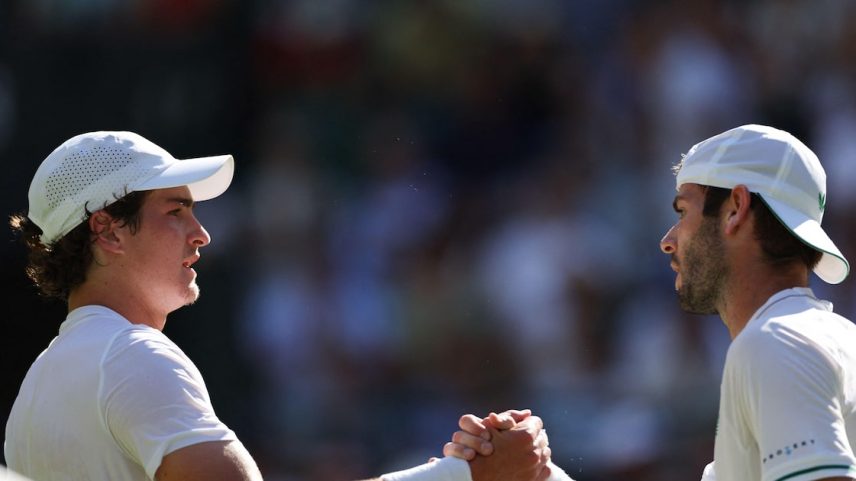 João Fonseca cumprimenta Jacob Fearnley após vencê-lo em Wimbledon. (Foto: Adrian Dennis/AFP)