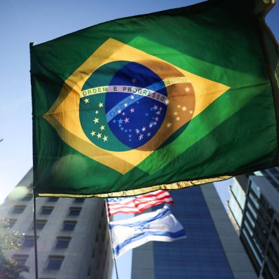 Skatistas protestam na av. Paulista e xingam Bolsonaro durante manifestação