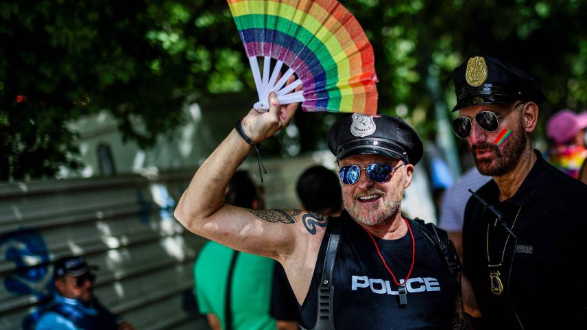 Manifestantes vestidos de policiais participam da parada LGBT+ em Lisboa, capital de Portugal (Foto: Filipe Amorim - 21.jun.25/AFP)
