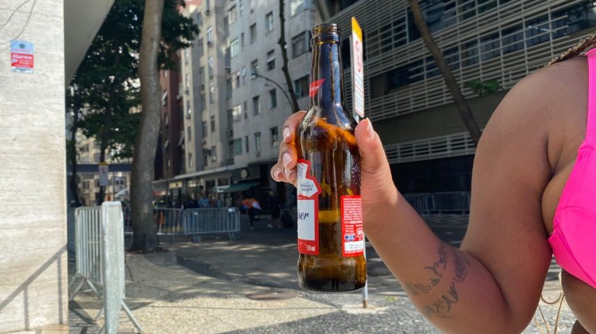 Estudo detecta mais microplásticos em garrafas de vidro do que nas de plástico (Foto: João Vitor Costa/Agência O Globo)