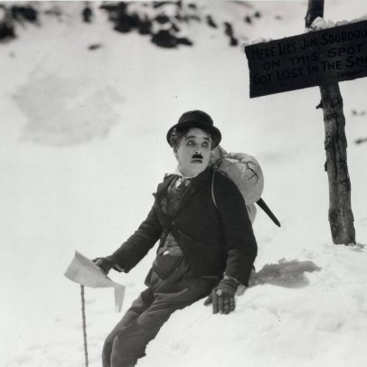 Charlie Chaplin transforma o cinema com simplicidade em 'Em Busca do Ouro'