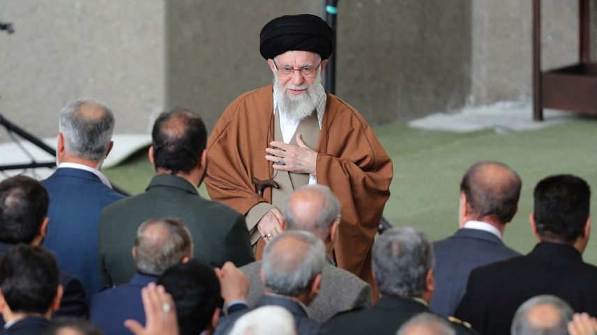 Líder supremo do Irã, Ali Khamenei, cumprimenta público durante orações do Eid al-Fitr em Teerã (Foto: Khamenei.ir/AFP)