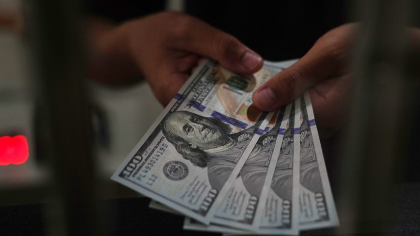 Notas de dólar (Foto: Dimas Ardian/Bloomberg)