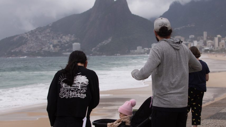 Passeio garantido. Mesmo com a queda na temperatura, família devidamente encasacada faz seu passeio pelo calçadão: previsão para julho é de temperaturas mais baixas, com média mínima de 15°C (Foto: Júlia Aguiar)
