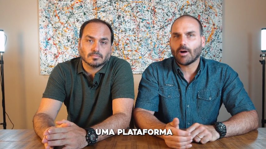 Carlos e Eduardo Bolsonaro lançam curso (Foto: Reprodução)
