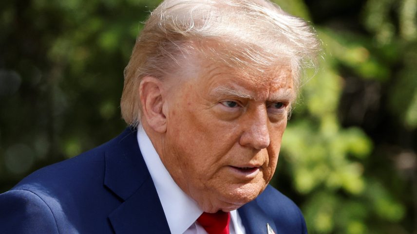 Donald Trump: presidente dos EUA assinou acordo com a China sobre tratativas conversadas em maio. (Foto: MARIN / POOL/AFP Photo)
