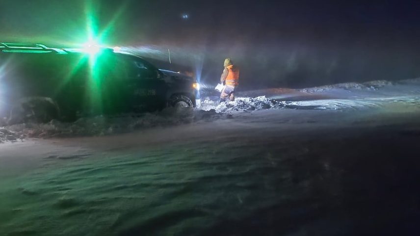 Equipes de resgate do Chile tiram neve do caminho durante trabalhos de busca a grupo de brasileiros que ficou preso por nevasca, em 26 de junho de 2025. (Foto: Divulgação/ Corpo de Bombeiros do Chile)