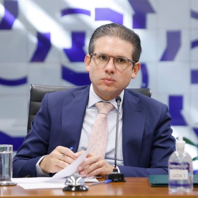 Motta pressiona por votação do IOF e surpreende líder do PT com sua postura