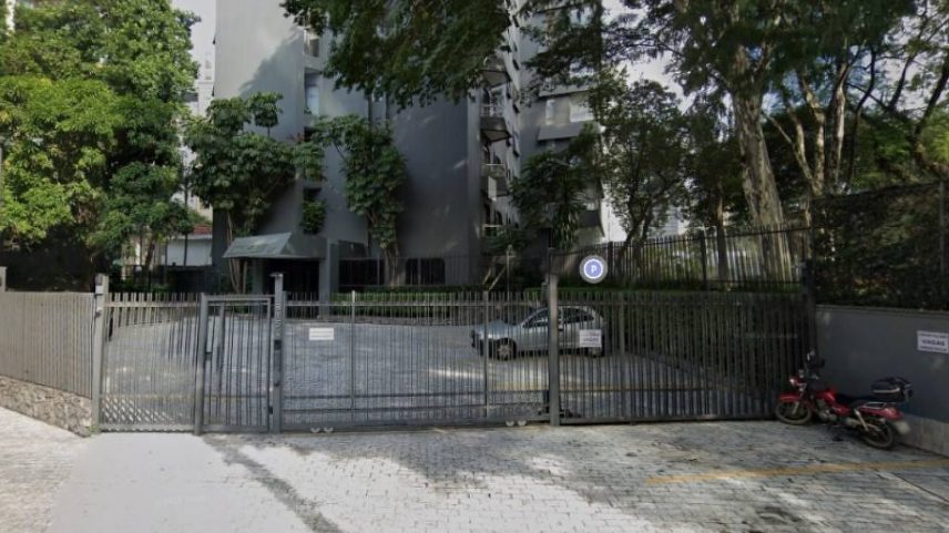 Fachada do Edifício Villa Farnese, no Itaim Bibi, que foi assaltado por criminoso (Foto: Reprodução/Google Earth)