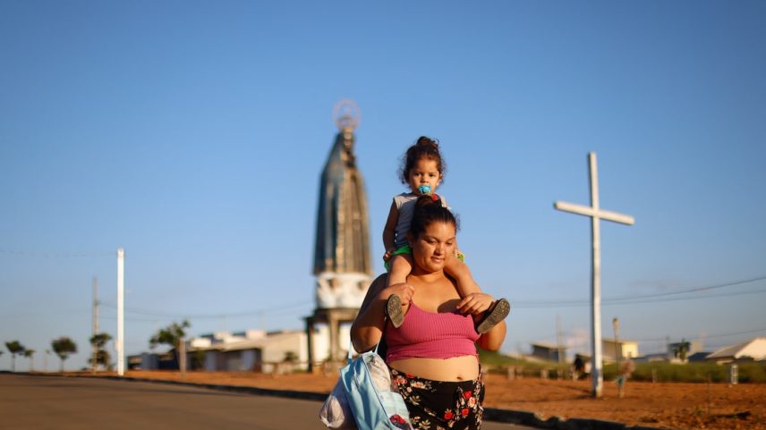 Elaine Quitéria, de 25 anos, busca o filho Fabrício na escola; eles são moradores de São Sebastião do Oeste (MG), cidade "miniatura do Brasil" que espelha preferência eleitoral do País (Foto: Wilton Junior/Estadão)