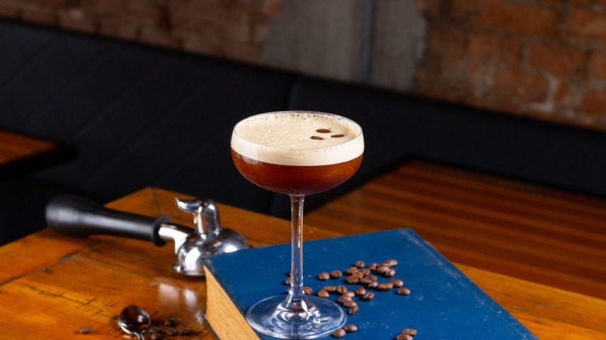 Espresso martini: drinque à base de café (Foto: Raul da Mota/Divulgação)