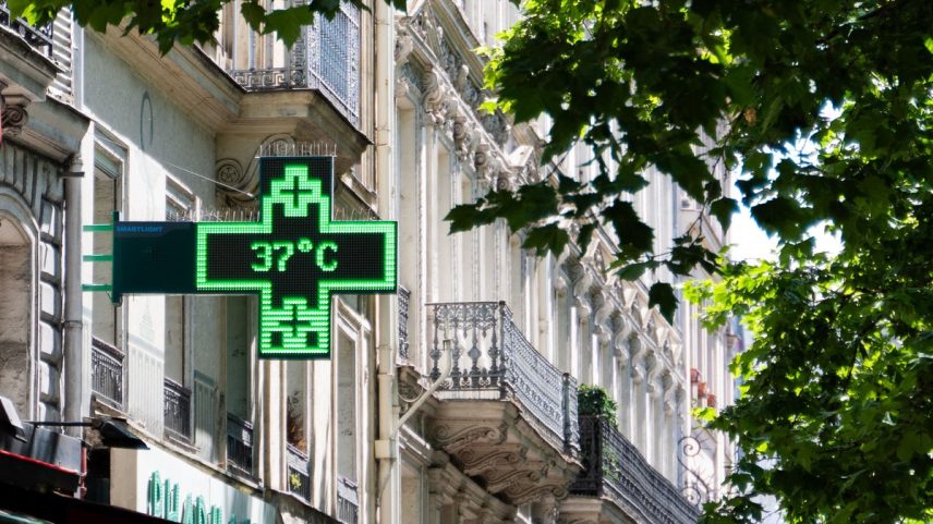 Termômetro registra 37°C em Paris, no início do inverno; crise climática ameaça direito à vida, alerta alto comissário da ONU (Foto: Emma da Silva/AFP)