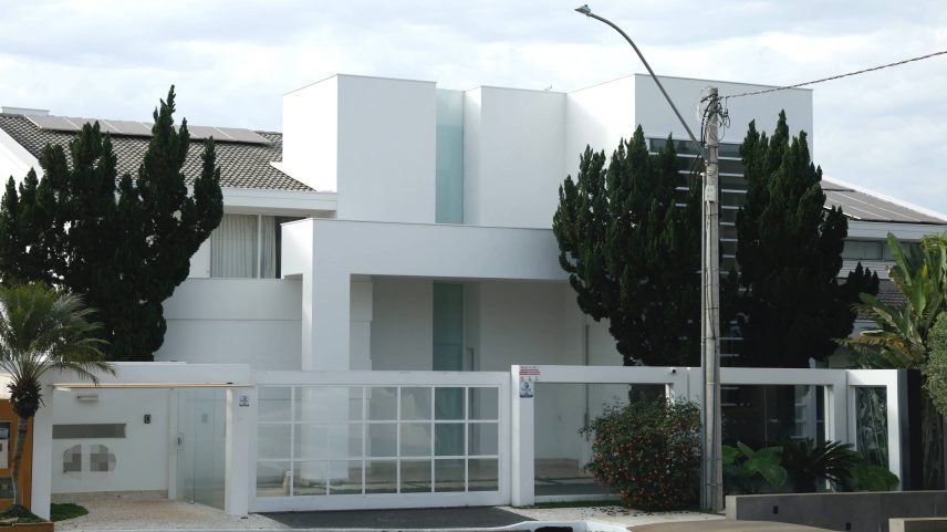 Casa de Joesley Batista no Lago Sul, bairro nobre de Brasília; imóvel foi comprado por R$ 40 milhões (Foto: Pedro Ladeira/Folhapress)