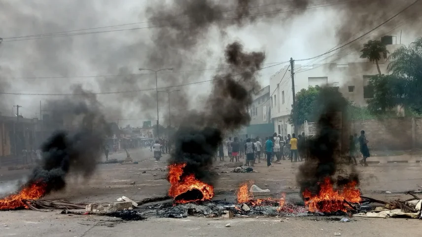 Os protestos se tornaram violentos na sexta e no sábado - Foto: Reuters
