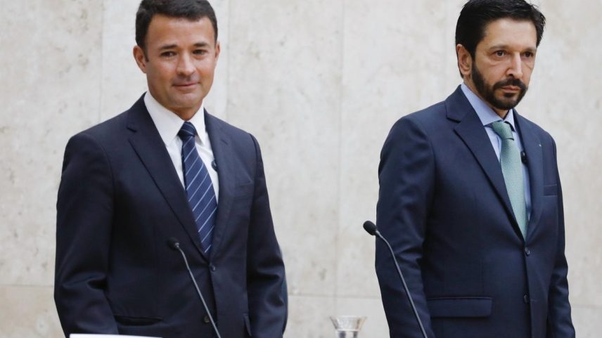Mello Araújo (esq.) e Ricardo Nunes durante cerimônia de posse, na Câmara Municipal de São Paulo (Foto: Edilson Dantas/O Globo)