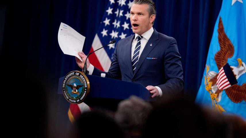Secretário de Defesa dos EUA, Pete Hegseth, discursa durante uma coletiva de imprensa no Pentágono, em 22 de junho de 2025, em Arlington, Virgínia (Foto: Andrew Harnik / GETTY IMAGES NORTH AMERICA / Getty Images via AFP)
