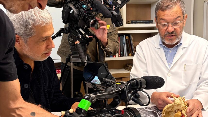 Diretor Estêvão Ciavatta (sentado, à esquerda) e o médico Paulo Niemeyer (Foto: Divulgação/Carlos Aaraió Nascimento)