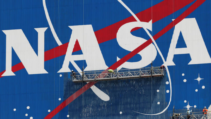 Trabalhadores repintam o logo da NASA no Edifício de Montagem de Veículos no Centro Espacial Kennedy em 28 de maio de 2020, em Cape Canaveral, Flórida. (Foto: Joe Raedle | Getty Images)