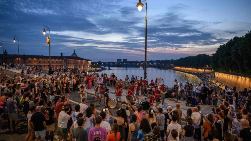 Músicos tocam na rua durante a Fete de la Musique, em Toulouse, neste sábado (21) (Foto: Ed Jones / AFP)
