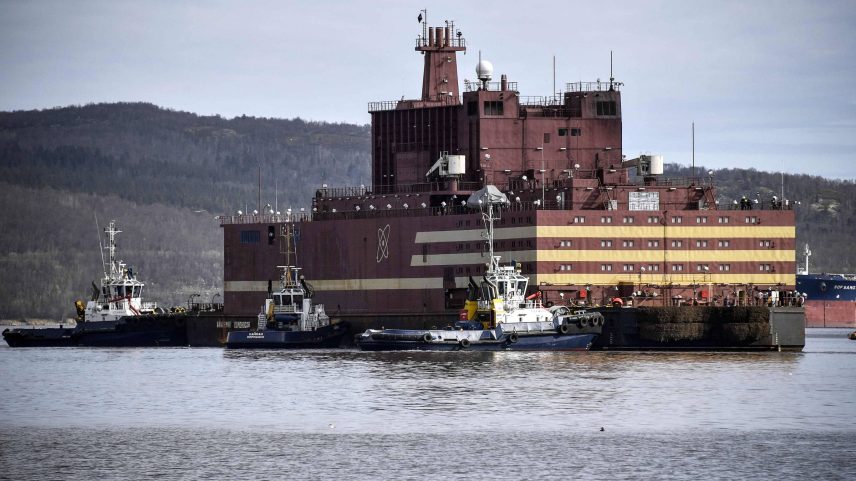 Usina flutuante Acadêmico Lomonosov no porto russo de Murmansk, antes de entrar em funcionamento (Foto: Alexander Nemenov - 19.mai.2018/AFP)