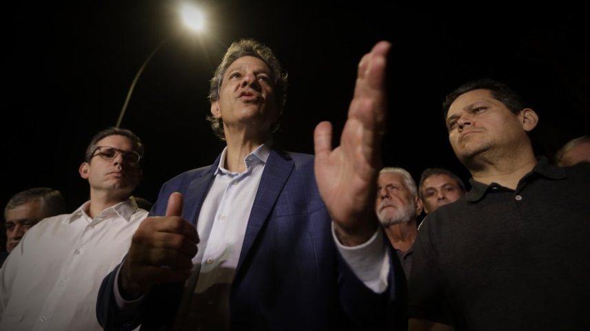 Ministro da Fazenda, Fernando Haddad, fala após reunião, ao lado dos presidentes da Câmara, Hugo Motta, e do Senado, Davi Alcolumbre — Foto: Cristiano Mariz/Agência O Globo