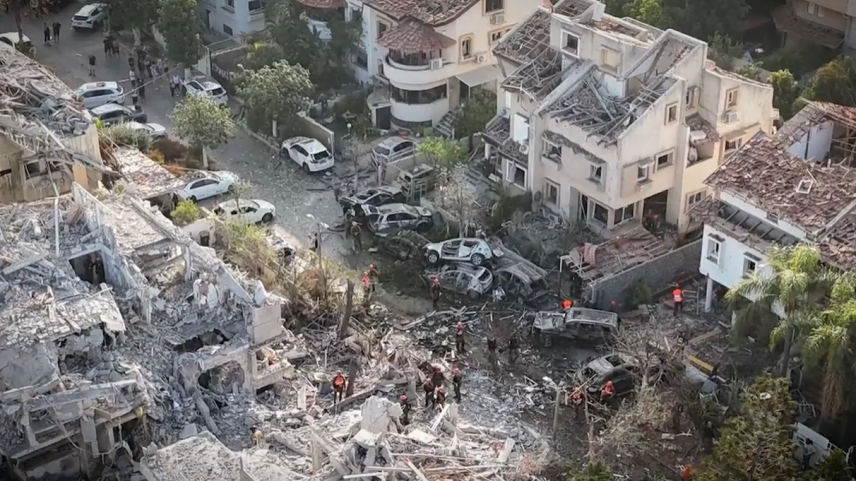 A localidade ficou destruída após a queda do míssil. (Foto: Reprodução/CBN News)