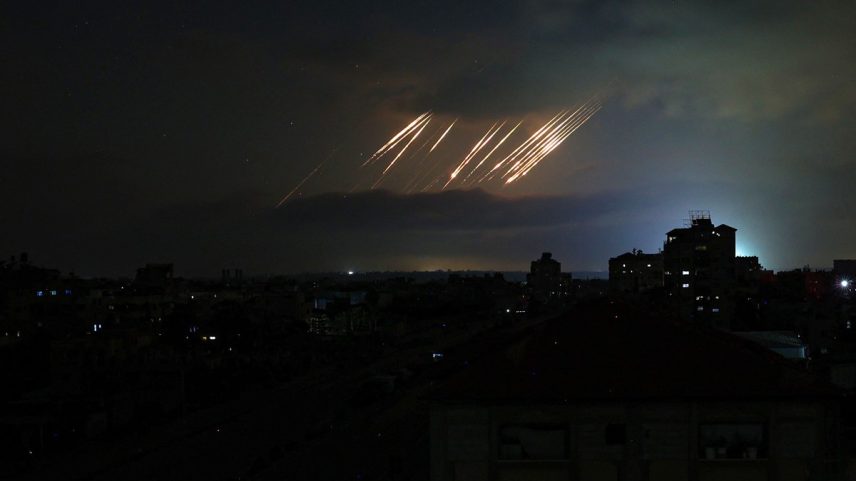 Mísseis iranianos disparados contra Israel, vistos da Faixa de Gaza (Foto: Eyad BABA / AFP)
