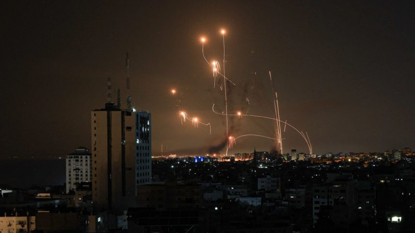 Domo de Ferro em ação, interceptando foguetes — Foto: MAHMUD HAMS / AFP