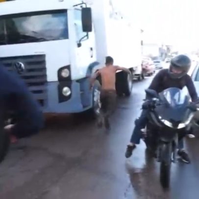 Suspeito escapa de viatura policial após salto ousado; assista ao vídeo