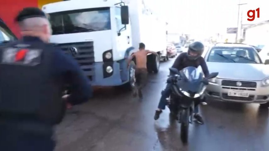 Suspeito de homicídio quebra algema e tenta fugir do camburão da viatura após ser preso (Foto: Reprodução/SGC)