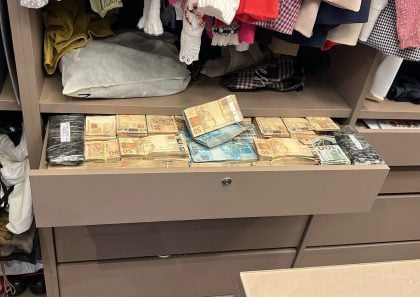 Dinheiro apreendido na operação Overclean, da PF, que mira desvios de emendas. Os malotes estavam na casa do ex-prefeito de Paratinga (BA). (Foto: Divulgação PF)