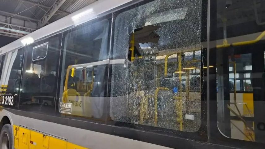 Ônibus da frota de São Paulo com vidro lateral estilhaçado (Foto: Reprodução)