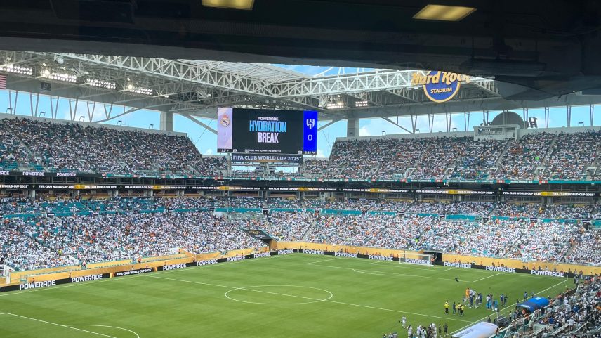 Telão de estádio em Miami anuncia pausa para hidratação no Mundial de Clubes (Foto: Flávio Latif/UOL)