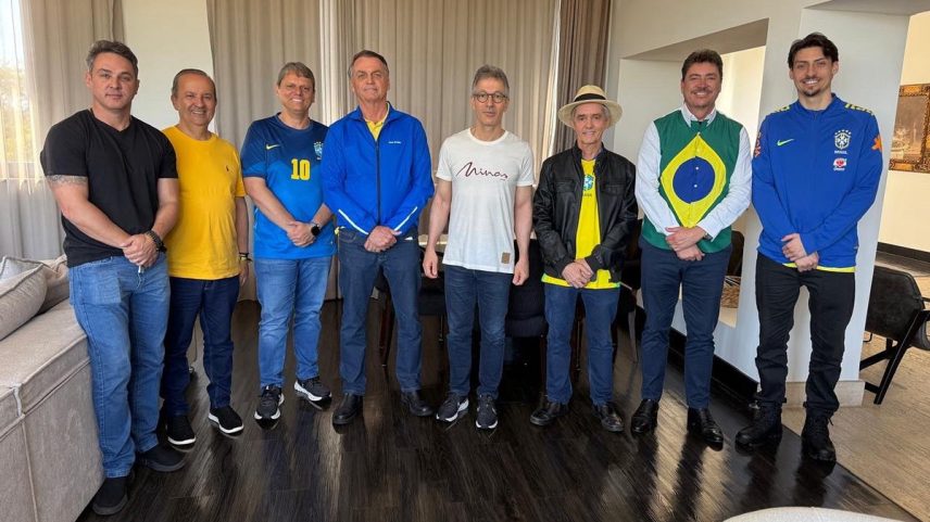 Luciano Zucco (PL-RS), Jorginho Mello (PL-SC), Tarcísio de Freitas (Republicanos-SP), Jair Bolsonaro (PL), Romeu Zema (Novo-MG), Jaime Maximino Bagattoli (PL-RO) e Jair Renan Bolsonaro (PL-SC) antes de manifestação na Avenida Paulista, em junho de 2025 (Foto: Reprodução / X)