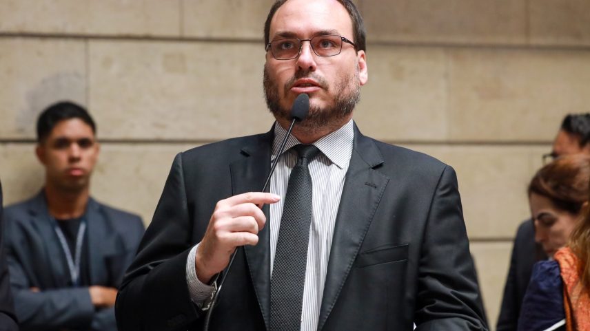 Carlos Bolsonaro discursa na Câmara Municipal do Rio (Foto: Divulgação - 13.dez.23/CMRJ)