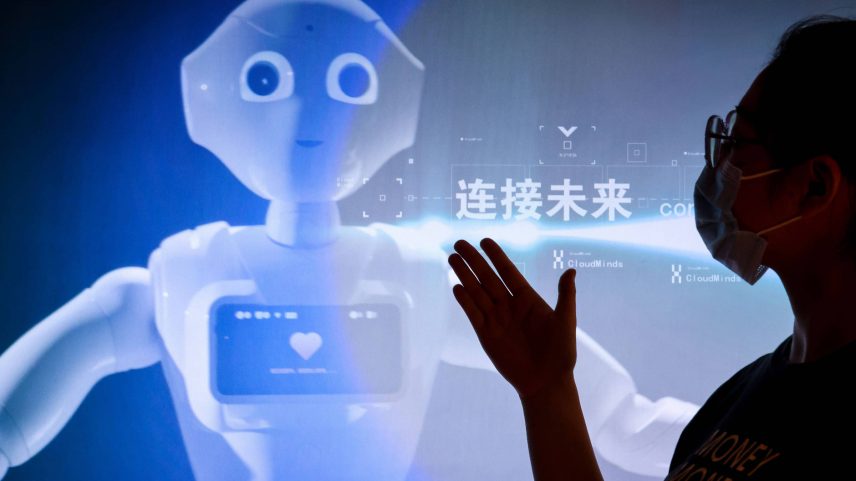 Funcionária apresenta vídeo sobre inteligência artificial em feira de tecnologia em Guizhou, na China (Foto: Ou Dongqu - 26.mai.2022/Xinhua)