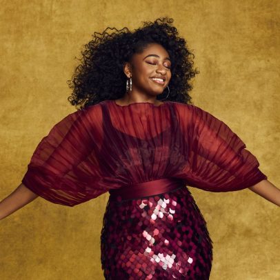 Samara Joy transforma letras de jazz em português com sensibilidade e cuidado