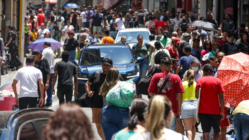 Movimentação de pessoas na região da 25 de Março, na capital paulista (Foto: Allison Sales - 20.dez.24/Folhapress)