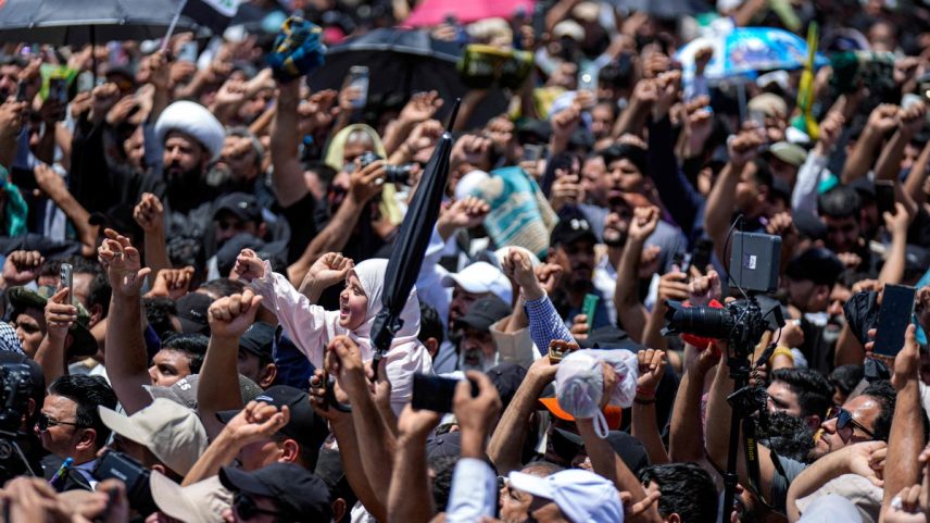 Apoiadores do clérigo muçulmano xiita iraquiano Muqtada al-Sadr protestam contra os ataques de Israel ao Irã, após as orações semanais do meio-dia de sexta-feira na cidade de Sadr, em Bagdá (Foto: MURTADHA RIDHA/AFP).